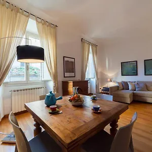 Apartment Borgo Pinti Frescos 6 Sleeps, Florence